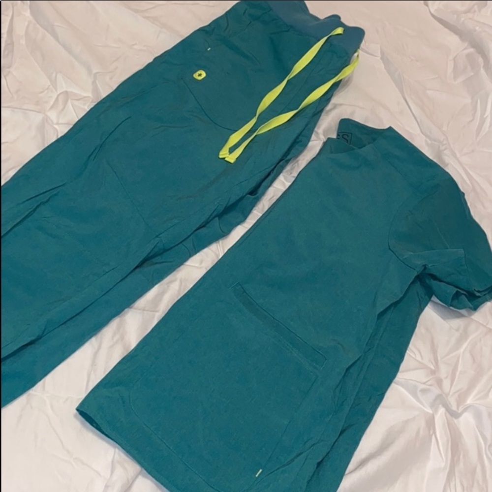 Marine Figs scrubs set